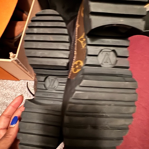 Selling Louis Vuitton boots wore like 5 times .. pretty much new. - Picture 4 of 11